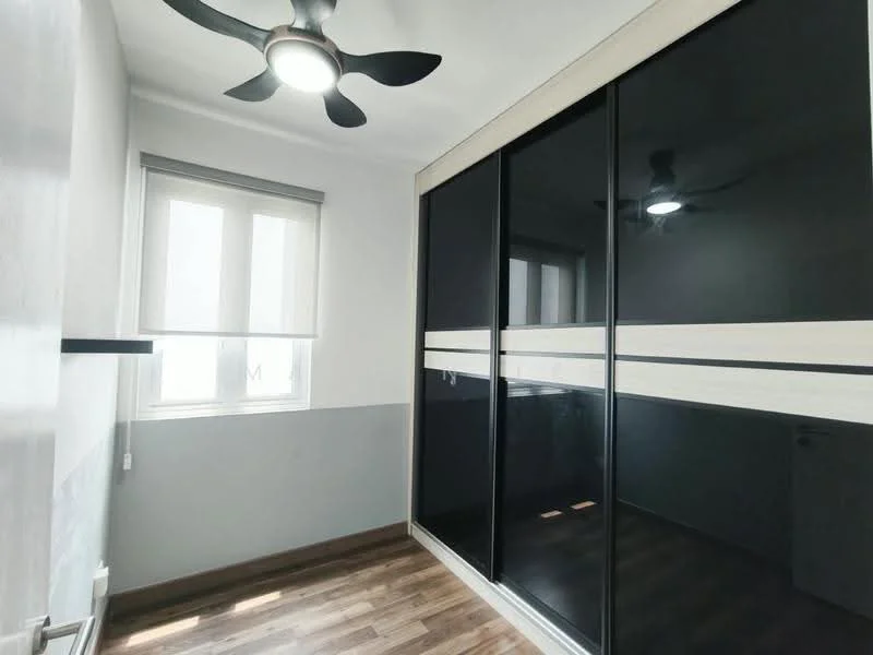 Room features: wooden flooring, grey painted walls, white painted walls, sliding mirror wardrobe with black and white panels, 5-blade ceiling fan with light, window with roller blinds, recessed ceiling lights; style: modern; view: city.