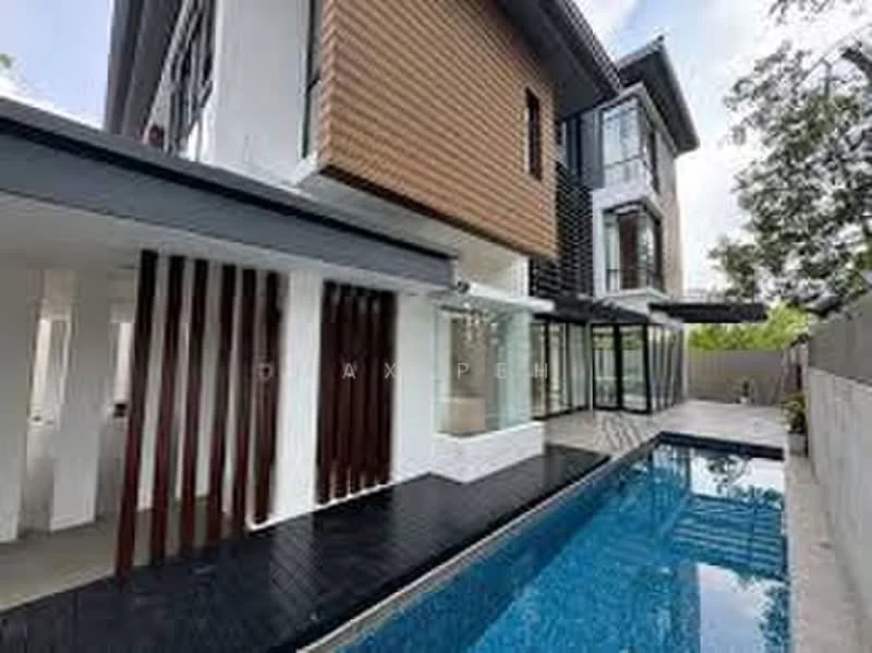 Exterior type: detached bungalow; features: swimming pool, pool deck, glass sliding doors, wooden cladding on facade, white painted facade, large windows, manicured landscaping, outdoor area, modern architectural design; style: modern.