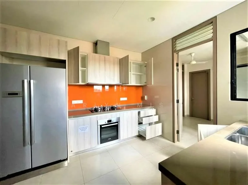 Kitchen features: stainless-steel fridge, built-in oven, 4-burner gas hob, stainless-steel range hood, orange backsplash, laminate cabinetry in light wood, countertop with undermount sink, wall-mounted cabinets, open shelving, floor tiles in light color, ceiling fan; style: modern.