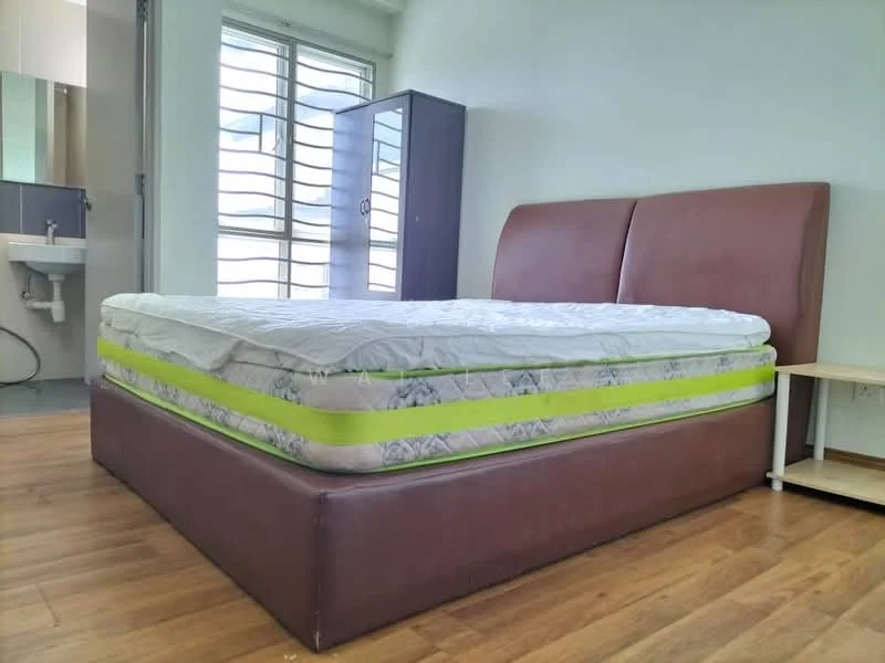 Bedroom features: king-size bed with brown leather headboard, mattress with white and green cover, wooden flooring, built-in wardrobe with sliding doors, floor-to-ceiling windows, curtains, small bedside table; style: modern.