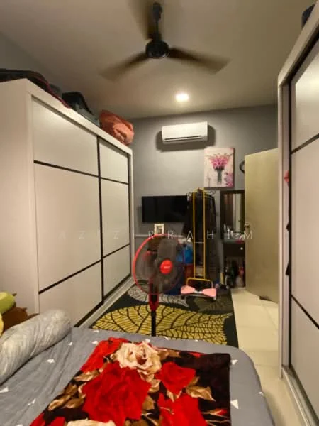 Bedroom features: queen-size bed with floral bedding, built-in wardrobe with sliding doors, wall-mounted TV, ceiling fan, decorative area rug with leaf pattern, air conditioning unit, dressing table, clothing rack, floor tiles, grey painted walls; style: modern.
