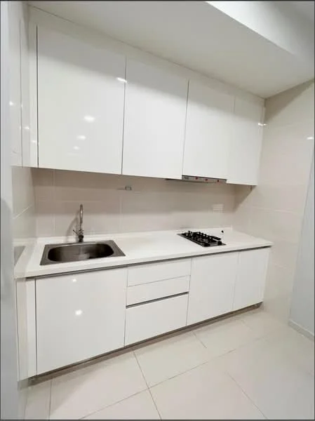 Kitchen features: white cabinetry, stainless-steel single-bowl sink, chrome pull-down faucet, white quartz countertop, 4-burner gas hob, white tiled backsplash, recessed downlights, ceramic tile flooring; style: modern.
