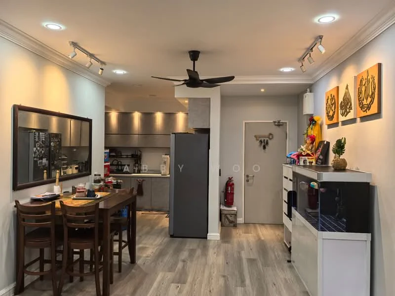 Kitchen features: grey cabinetry, stainless-steel fridge, built-in oven, 4-burner gas hob, white countertop, pendant lighting, recessed downlights, wooden dining table with 4 chairs, open shelving, wall-mounted mirror, decorative wall art, wood-look laminate flooring, ceiling fan; style: modern.