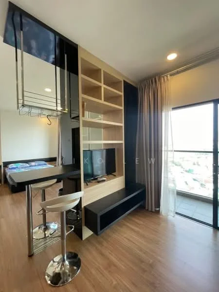Living features: wooden flooring, black accent wall, built-in shelving unit, flat-screen TV, bar counter with stools, floor-to-ceiling windows, curtains, open layout, recessed lighting; style: modern; view: city. Bedroom features: queen-size bed, bedding with colorful pattern, wall-mounted artwork; style: modern.