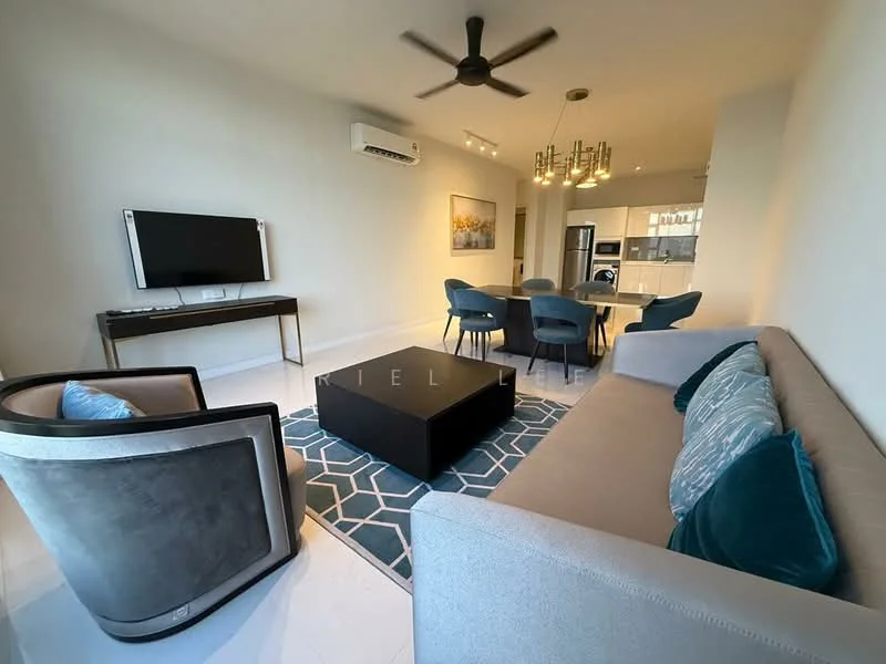 Living features: 3-seater fabric sofa in light grey, accent chairs in dark grey, coffee table with black surface, area rug with geometric pattern in blue and white, wall-mounted TV, TV console in dark wood, 5-blade ceiling fan, recessed downlights, large windows with natural light, decorative wall art, dining area visible in background, open layout to kitchen; style: modern.