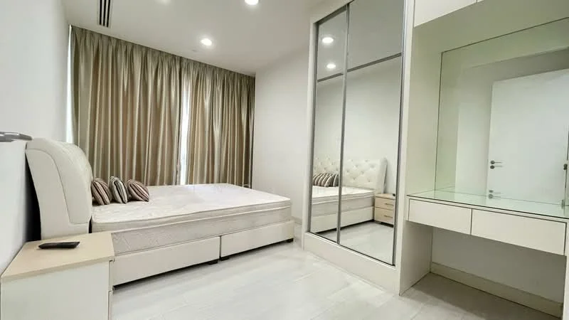 Bedroom features: queen-size bed, upholstered headboard, bedside table, full-length mirror, built-in wardrobe with sliding doors, dressing table with mirror, curtains, recessed ceiling lights, laminate flooring, white painted walls; style: modern.