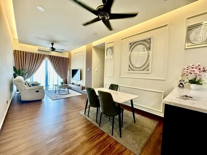 Living features: 5-blade ceiling fan with light, recessed downlights, cream painted walls, wooden flooring, floor-to-ceiling windows, sliding glass door, curtains, TV console, wall-mounted TV, coffee table, area rug, upholstered sofa, dining table with 4 chairs, decorative wall art, potted plant; style: modern; view: garden.