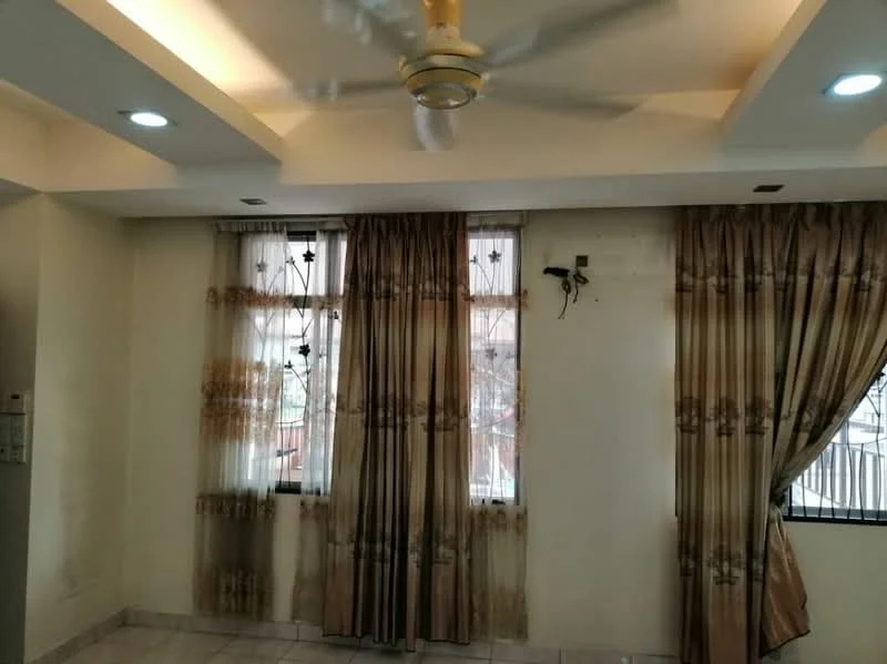Living features: cream painted walls, tray ceiling, recessed downlights, 5-blade ceiling fan, floor-to-ceiling windows, sheer curtains, decorative curtains, ceramic tile flooring.