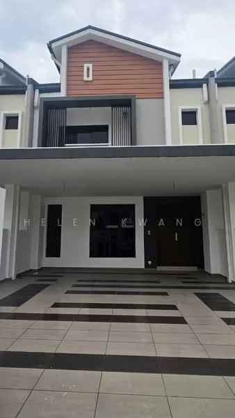 Exterior type: linked terrace house; features: two-storey building, white painted facade, brown accent paneling, flat roof, porch area with tiled flooring, black and white striped paving, main entrance door, balcony on the upper floor, large windows, modern architectural design; style: modern.
