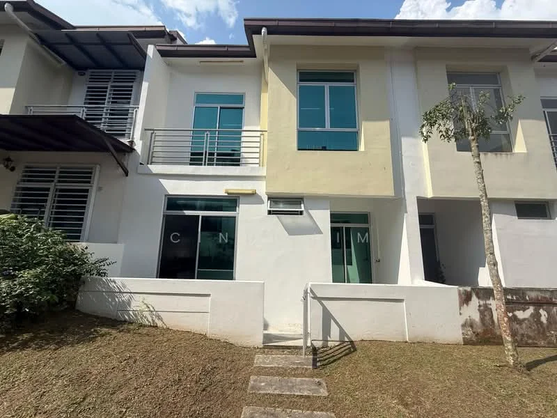 Exterior type: linked terrace house; features: two-storey building, white painted facade, balcony with railing, large windows, manicured lawn, stone-paved walkway, greenery in front, sloping terrain; style: modern.