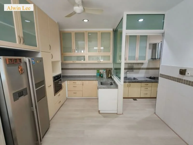 Kitchen features: light wood cabinetry, grey countertop, stainless-steel fridge, built-in oven, 4-burner gas hob, single-bowl stainless-steel sink, chrome pull-down faucet, glass-front upper cabinets, tile backsplash, ceiling fan, recessed downlights, laminate flooring; style: modern.