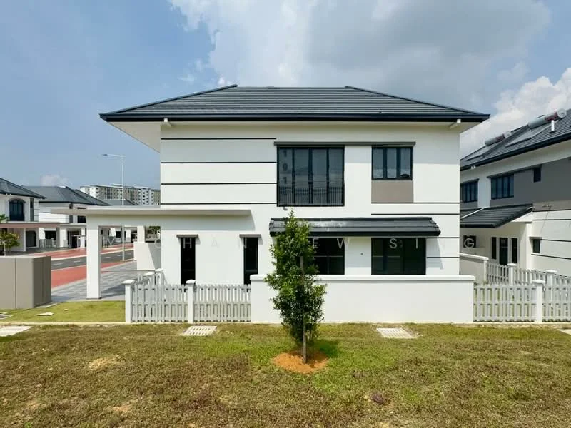 Exterior type: detached bungalow; features: white painted facade, black horizontal stripes, pitched tile roof, two-storey structure, manicured lawn, fenced front yard, driveway, surrounded by residential area; style: modern.