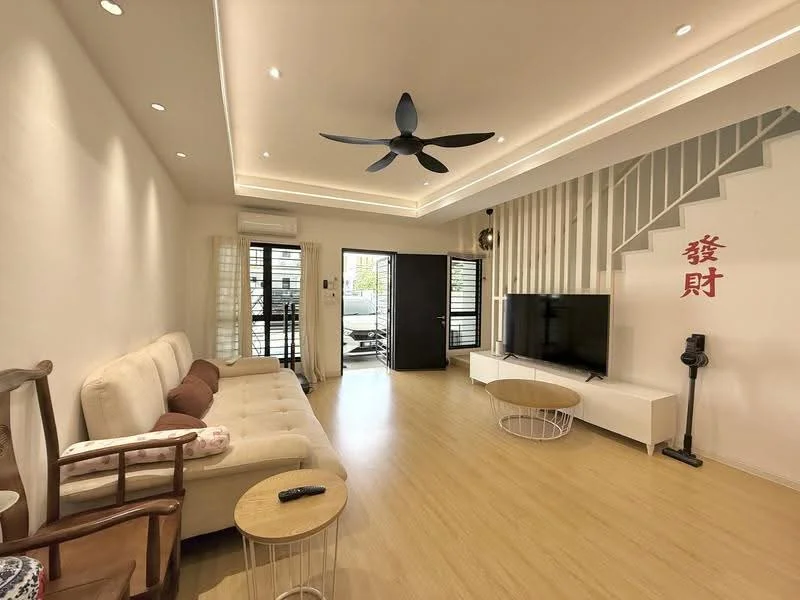 Living features: 3-seater fabric sofa in cream, wooden armchair, coffee table with metal legs, wall-mounted TV, TV console in white, ceiling fan with 5 blades, recessed downlights, laminate flooring in light wood, decorative wall with vertical stripes, sliding glass door, window with sheer curtains, decorative wall art, open staircase; style: modern.