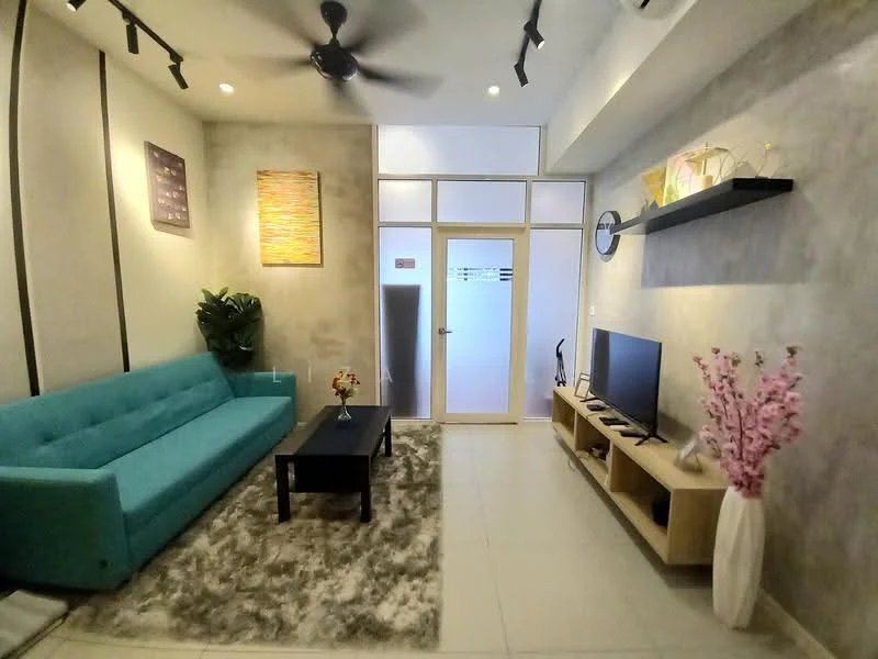 Living features: turquoise fabric sofa, black coffee table, wall-mounted TV, light wood TV console, decorative pink flowers in vase, area rug with geometric pattern, ceiling fan with light, recessed downlights, grey accent wall, white painted walls; style: modern.