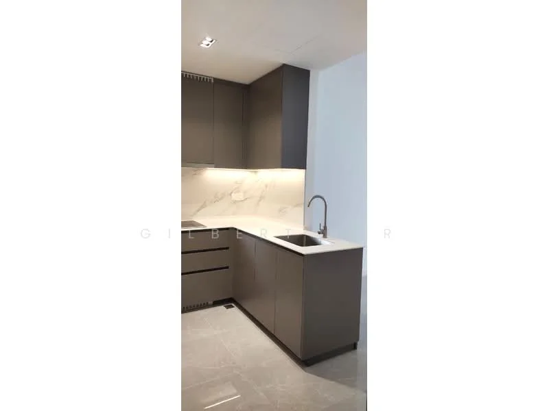 Kitchen features: grey cabinetry, white marble countertop, white marble backsplash, single-bowl stainless-steel sink, chrome pull-down faucet, built-in oven, 4-burner gas hob, recessed downlights, grey tile flooring; style: modern.