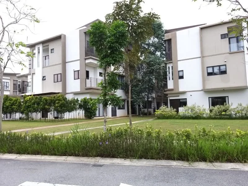 Exterior type: linked terrace house; features: white painted facade, cream painted facade, recessed balconies, manicured lawn, mature trees, landscaped garden, two-storey building, driveway with interlocking pavers; style: modern.