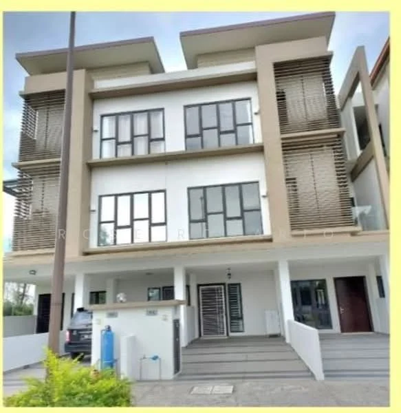 Exterior type: linked terrace house; features: three-storey building, glass windows with black frames, horizontal wooden slats on facade, cream painted facade, concrete balcony on upper floors, front porch with driveway, white walls, modern architectural design; style: modern.
