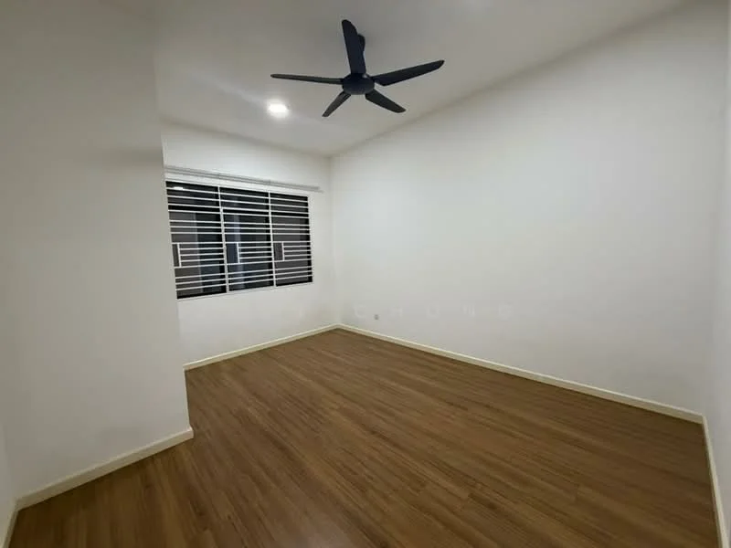 Room features: white painted walls, laminate flooring, 5-blade ceiling fan, window with horizontal blinds, recessed lighting; style: modern.
