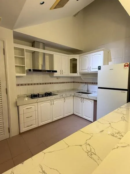 Kitchen features: white shaker cabinets, marble countertop, double-bowl stainless-steel sink, chrome pull-down faucet, built-in gas hob, built-in range hood, freestanding fridge, tile backsplash, cream tiled flooring, recessed downlights; style: modern.
