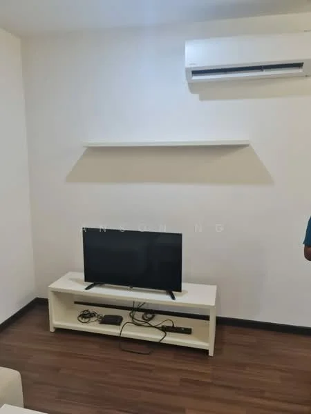 Living features: wooden flooring, white painted walls, wall-mounted air conditioning unit, TV console in white, flat-screen TV, cable box, shelf above TV console; style: modern.