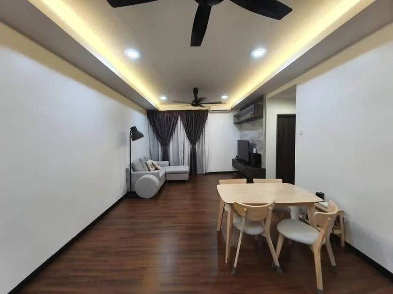 Living features: laminate wood flooring, white painted walls, tray ceiling with recessed lighting, 5-blade ceiling fan, sofa in light grey fabric, dining table with four wooden chairs, TV console, wall-mounted TV, curtains in dark fabric, decorative floor lamp; style: modern.