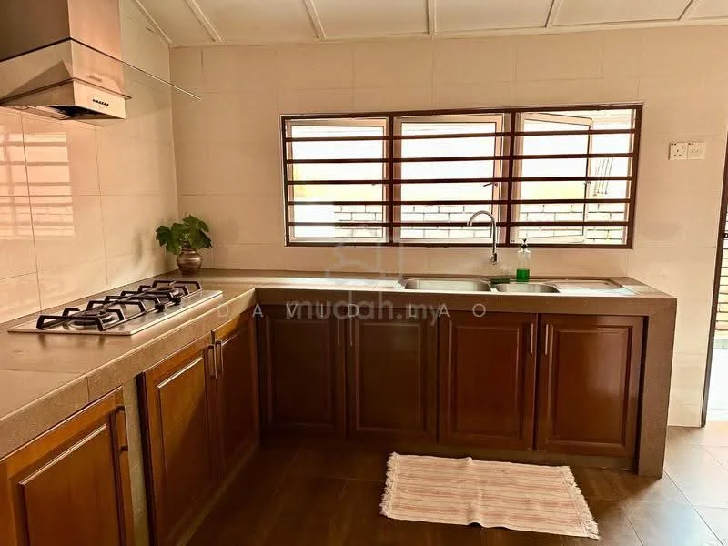Kitchen features: brown wooden cabinetry, granite countertop, single-bowl stainless-steel sink, chrome pull-down faucet, 5-burner gas hob, tile backsplash, window with horizontal slats, laminate flooring, recessed ceiling lights, kitchen rug; style: modern.