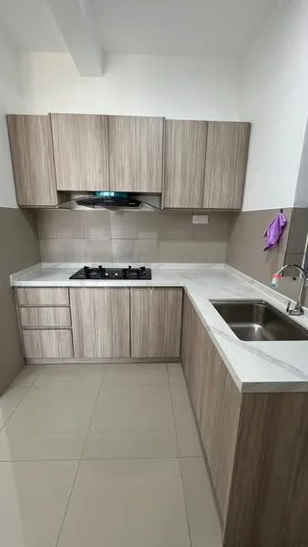 Kitchen features: laminate cabinetry in light wood finish, white marble countertop, single-bowl stainless-steel sink, chrome pull-down faucet, built-in gas hob with 4 burners, wall-mounted range hood, ceramic tile backsplash, glossy ceramic tile flooring, under-cabinet lighting; style: modern.