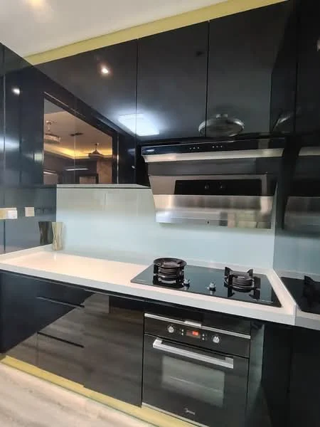 Kitchen features: black high-gloss cabinetry, white quartz countertop, built-in oven, stainless-steel range hood, 4-burner gas hob, glass splashback, recessed downlights, integrated refrigerator, modern faucet; style: modern.