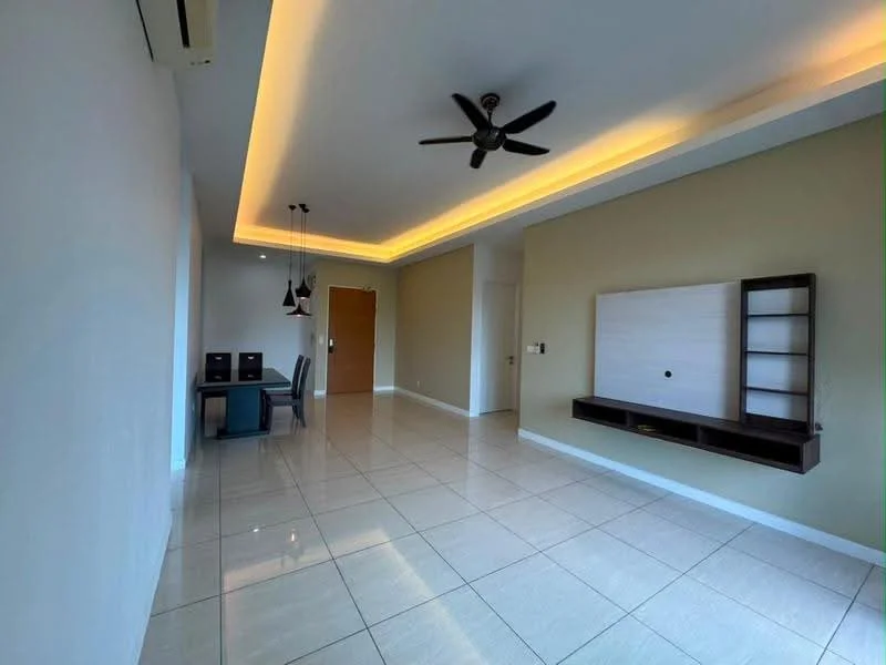 Living features: white painted walls, cream accent wall, glossy ceramic tile flooring, 5-blade ceiling fan with integrated LED light, recessed LED strip lighting, wall-mounted TV console, built-in shelving unit, dining table with four chairs, large windows, air conditioning unit; style: modern.