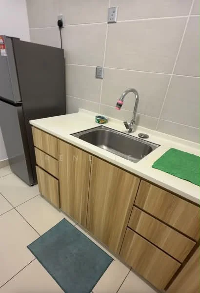 Kitchen features: stainless-steel sink, chrome pull-down faucet, laminate countertop, wood cabinetry with horizontal grain, 4 drawers, 2 cabinet doors, grey tiled backsplash, white tiled walls, light-colored floor tiles, green kitchen mat; style: modern.