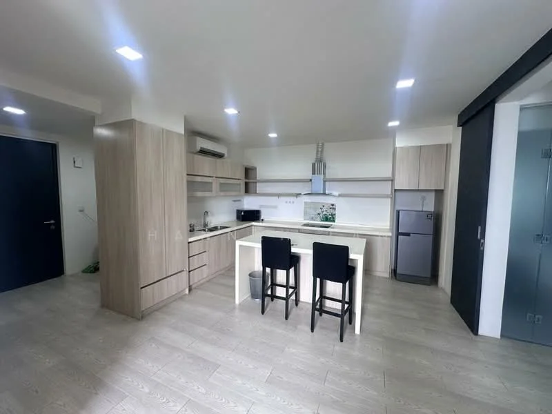 Kitchen features: light wood cabinetry, white countertop, stainless-steel fridge, built-in oven, microwave, 4-burner gas hob, stainless-steel range hood, double-bowl stainless-steel sink, bar stools, open layout, recessed LED downlights, light-colored laminate flooring; style: modern.