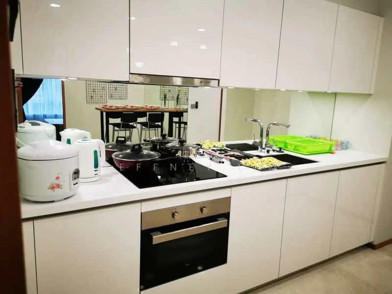Kitchen features: white glossy cabinetry, marble countertop, built-in oven, 4-burner gas hob, stainless-steel sink, chrome pull-down faucet, rice cooker, electric kettle, dish rack, green plastic dish tray, mirror backsplash, bar stools visible in background; style: modern.