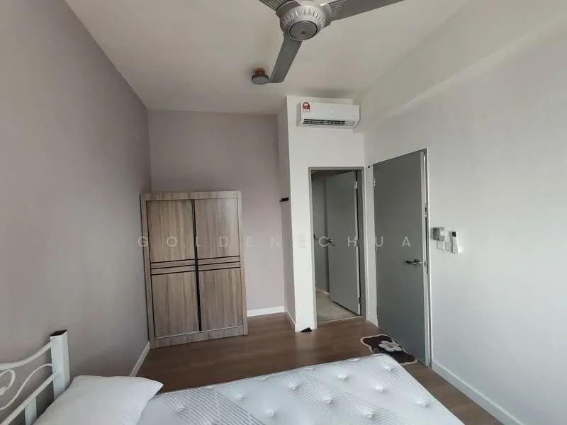 Bedroom features: light wood flooring, painted walls in light purple, 5-blade ceiling fan, wall-mounted split AC, built-in wardrobe with wood finish, door leading to hallway, window with natural light, queen-size bed with mattress; style: modern.