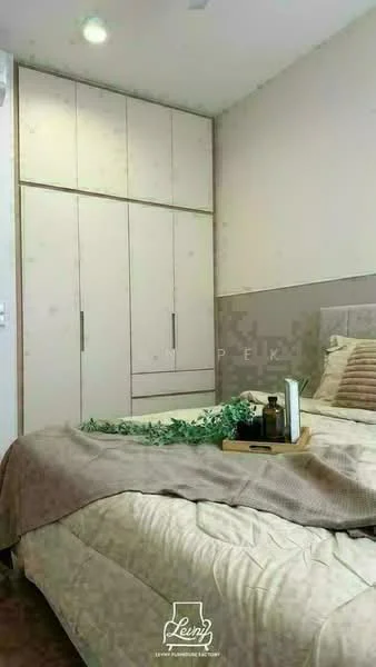 Bedroom features: queen-size bed with beige bedding, upholstered headboard, built-in wardrobe with sliding doors, decorative throw blanket, bedside table, table lamp, wall-mounted light fixture, textured wall, decorative plants, neutral color palette, carpeted flooring; style: modern.