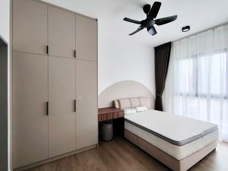 Bedroom features: queen-size bed, upholstered headboard, built-in wardrobe with sliding doors, wooden flooring, 5-blade ceiling fan in black, curtains, nightstand, decorative wall arch; style: modern.