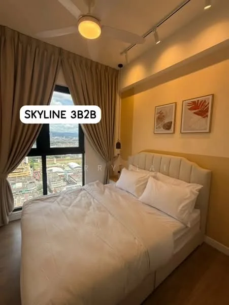Bedroom features: king-size bed with upholstered headboard, white bedding, floor-to-ceiling window, city skyline view, curtains in beige, wooden flooring, 5-blade ceiling fan with light, two framed artworks on the wall, decorative wall with a light beige color; style: modern; view: city.