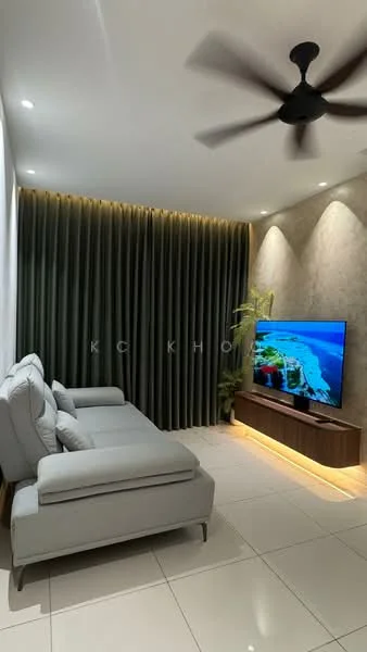 Living features: 3-seater fabric sofa in light grey, ceiling fan with light, wall-mounted TV, TV console in wood finish, decorative wall with stone texture, floor-to-ceiling curtains in dark green, recessed downlights, ceramic tile flooring, decorative plant in corner; style: modern.