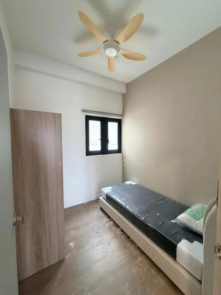 Bedroom features: single bed, wooden flooring, light brown painted walls, white ceiling, 5-blade ceiling fan with light, window with black frame, wooden door, minimalist decor; style: modern.
