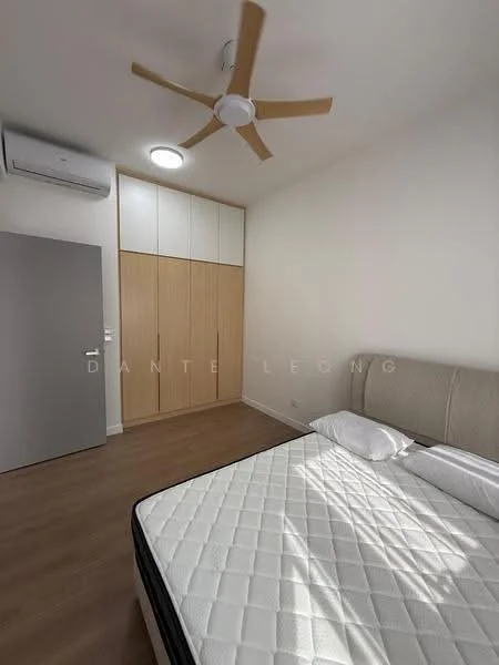 Bedroom features: queen-size bed, upholstered headboard, 2 bedside pillows, wooden flooring, built-in wardrobe with wood finish, 1 wall-mounted split AC, 5-blade ceiling fan, recessed ceiling light, neutral wall colour, window with natural light; style: modern.