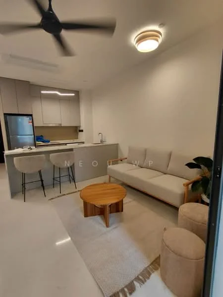 Living features: 3-seater fabric sofa in light beige, wooden coffee table, 2 upholstered stools, area rug with geometric pattern, pendant light fixture, ceiling fan, white painted walls, kitchen island with bar seating, stainless-steel fridge, kitchen cabinetry in light grey, countertop in light colour, open-plan layout; style: modern.
