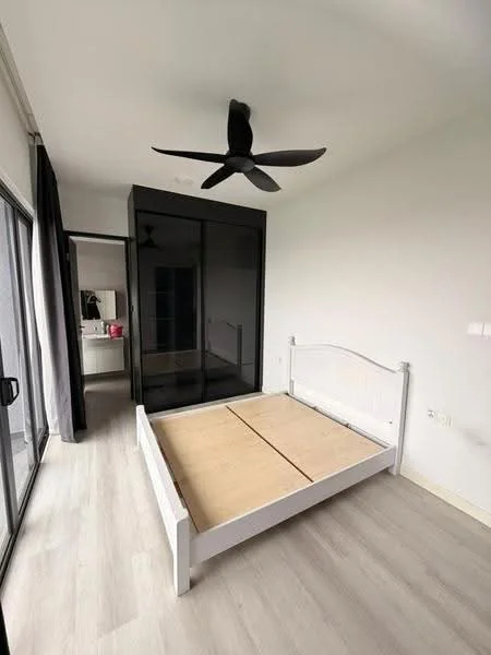 Bedroom features: white wooden bed frame without mattress, 5-blade ceiling fan in black, floor-to-ceiling sliding glass door, black sliding wardrobe, light-colored laminate flooring, white painted walls, curtains in dark grey, mirror on wall; style: modern.
