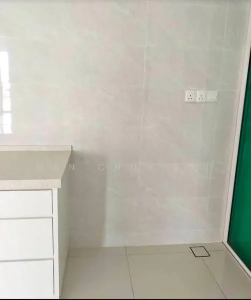 Room features: white cabinetry, light-colored countertop, glossy tile walls, cream-colored tile flooring, electrical outlets, green glass panel, corner layout; style: modern.