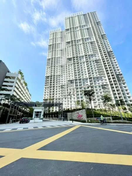 Exterior type: high-rise condominium; features: glass curtain wall, white painted facade, approximately 30-storey high-rise, double-volume main lobby, manicured landscaping, paved driveway, surrounded by greenery; style: modern.