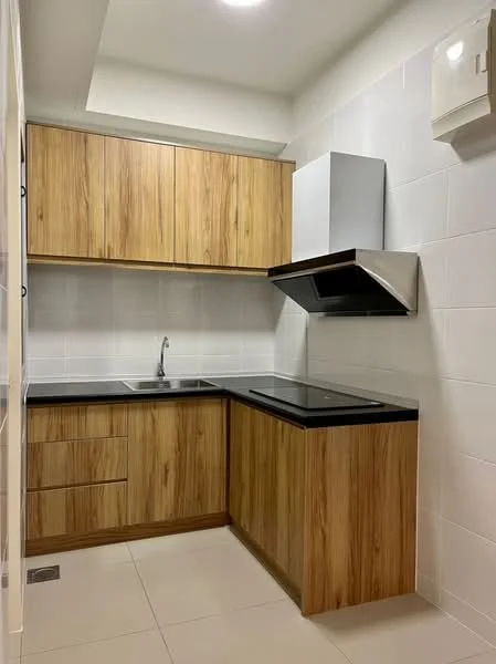 Kitchen features: wood cabinetry with a natural finish, black countertop, single-bowl stainless-steel sink, chrome pull-down faucet, built-in range hood, 4-zone induction hob, white tiled walls, light-colored tile flooring, wall-mounted split AC; style: modern.