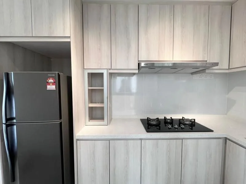 Kitchen features: light wood cabinetry, white quartz countertop, stainless-steel range hood, 4-burner gas hob, built-in glass display cabinet, stainless-steel fridge, white tiled backsplash, recessed lighting; style: modern.