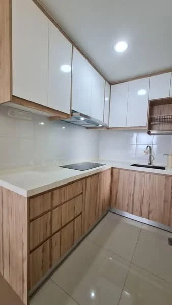 Kitchen features: white upper cabinets, wooden lower cabinets, quartz countertop, single-bowl stainless-steel sink, chrome pull-down faucet, built-in stove, tile backsplash, recessed downlights, ceramic tile flooring; style: modern.