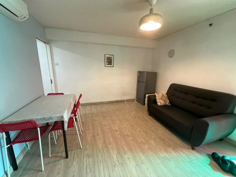 Living features: laminate flooring, grey painted walls, 5-blade ceiling fan with light, sofa in black, dining table with 4 red chairs, refrigerator in silver, wall-mounted air conditioning unit, decorative wall clock; style: modern.