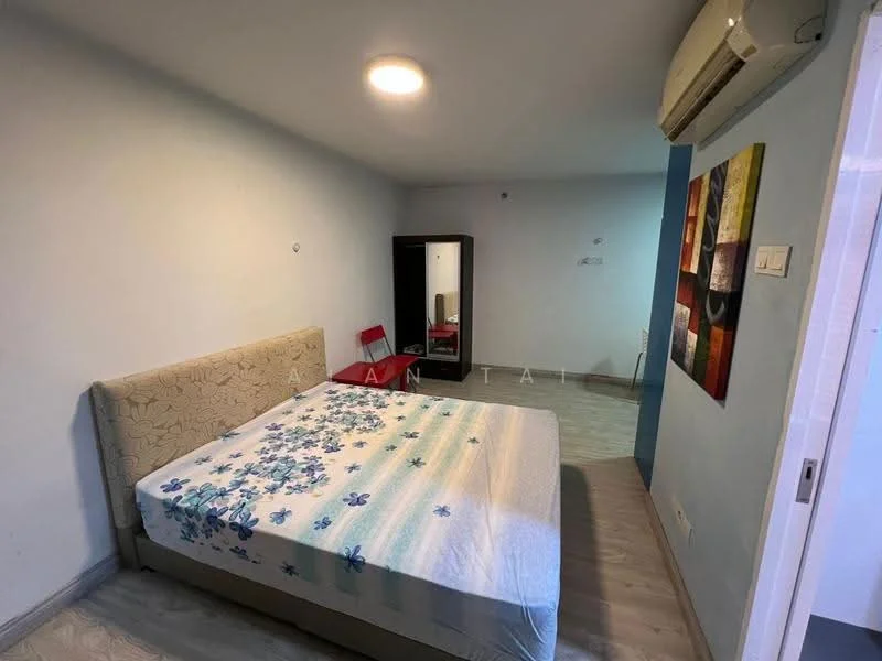 Bedroom features: queen-size bed, upholstered headboard, bedding with floral pattern, laminate flooring, wall-mounted split AC, recessed ceiling light, framed artwork on wall, mirror wardrobe, light blue painted walls; style: modern.