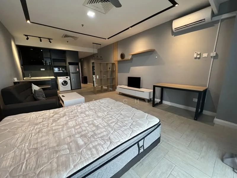 Living features: grey painted walls, wooden flooring, sofa in dark grey fabric, coffee table in white, wall-mounted TV, TV console, study desk in wood, 1 wall-mounted split AC, open shelving unit, washing machine, recessed downlights; style: modern.