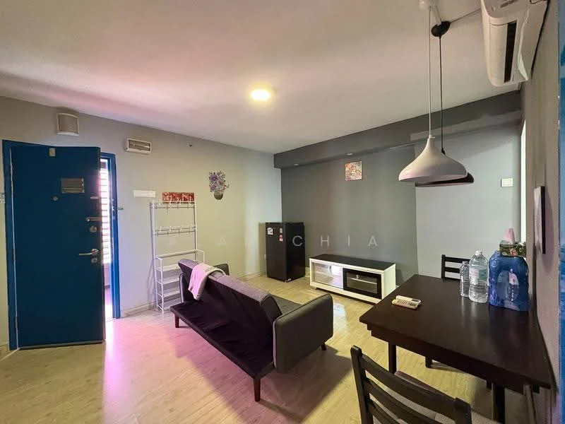 Living features: grey painted walls, light wood laminate flooring, 5-blade ceiling fan with light, wall-mounted air conditioning unit, sofa bed in black fabric, dining table with 4 chairs, TV console in white, wall-mounted TV, decorative wall art, door with blue frame, open shelving unit, bottled water on table; style: modern.